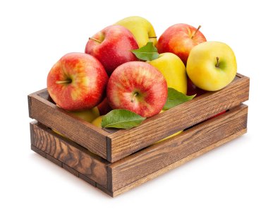 Tahta kutudaki elmalar beyaz yolda izole edilmiş.