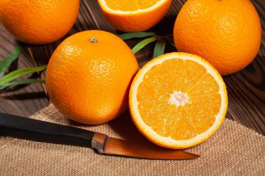 Ahşap arka planda dilimlenmiş portakal meyvesi