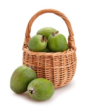 Sepet yolundaki feijoa beyazda izole edilmiş.