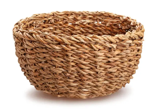 Hasır sepet yolu beyazda izole edildi