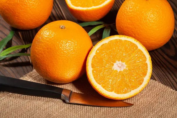 Ahşap arka planda dilimlenmiş portakal meyvesi