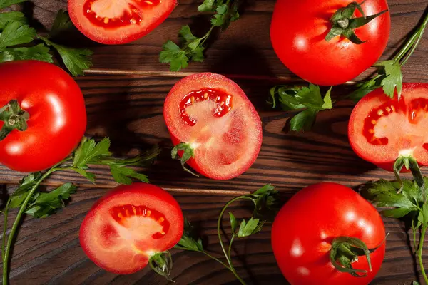 Ahşap arka planda dilimlenmiş domates.