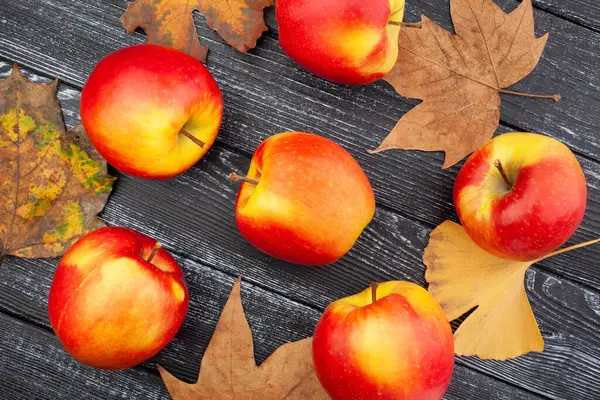 Ahşap arka planda renkli elma üst görünümü