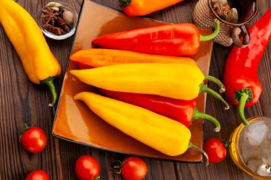 Ahşap arka planda uzun biber