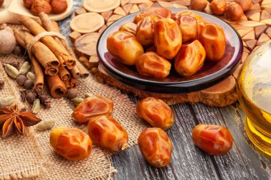 Ahşap arkaplan üzerindeki tarih grubu