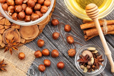 Ahşap arka planda fındık grubu