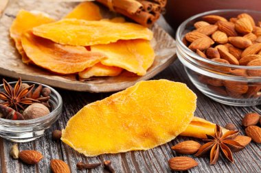 Ahşap zemin üzerinde kuru mango