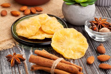 Ahşap arka planda kuru ananas