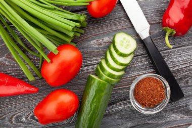 Ahşap arka planda dilimlenmiş salatalık.