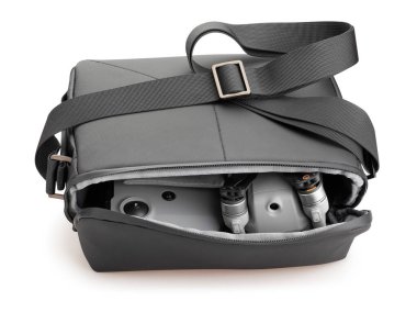 İnsansız hava aracı beyaz yolda izole edilmiş çanta yolu taşıyor.