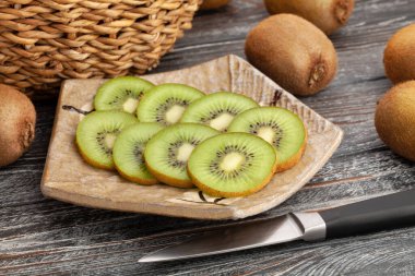 Ahşap arka planda dilimlenmiş kivi