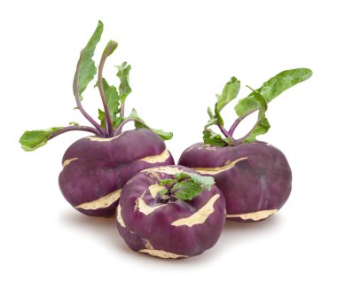 Mor kohlrabi yolu beyazda izole edilmiş.
