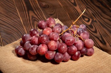 Ahşap arka planda kırmızı üzümler