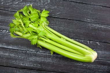 Kereviz sapı ahşap arkaplan üst görünümünde