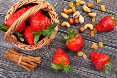 Ahşap arka planda bir sepette çilek