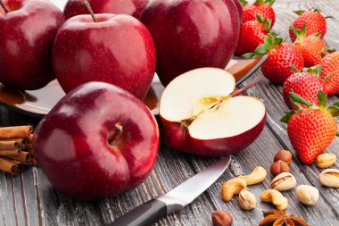 Tahta arka planda dilimlenmiş kırmızı lezzetli elma