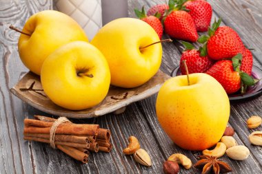 Ahşap zemin üzerinde sarı elma