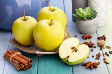 Tahta arka planda dilimlenmiş sarı elmalar