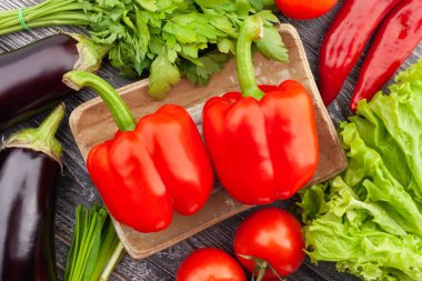 Ahşap arka planda dolmalık biber