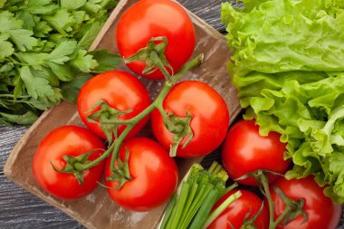 Ahşap zemin üzerinde domates