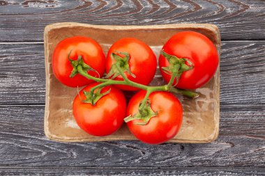 Ahşap zemin üzerinde domates