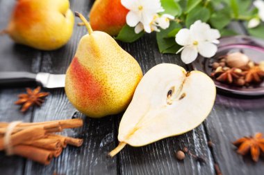 Ahşap arka planda dilimlenmiş armut