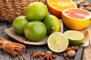 Ahşap arka planda dilimlenmiş kireç