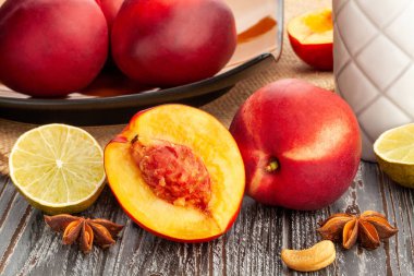 Tahta arka planda dilimlenmiş şeftali.