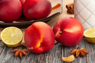 ahşap arka planda şeftali şeftalisi