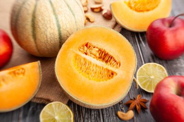 Ahşap zemin üzerinde dilimlenmiş kavun.