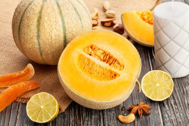 Ahşap zemin üzerinde dilimlenmiş kavun.