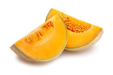 Dilimlenmiş kavun yolu beyaza izole edilmiş.