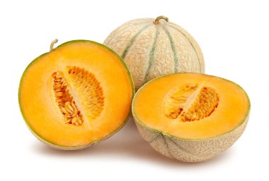 Dilimlenmiş kavun yolu beyaza izole edilmiş.