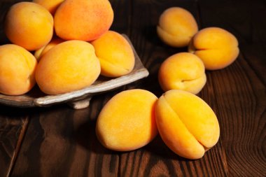 Ahşap arka planda kayısı grubu