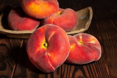 Ahşap arka planda şeftali