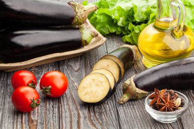 Tahta arka planda dilimlenmiş patlıcan