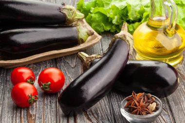 Tahta zemin üzerinde patlıcan grubu