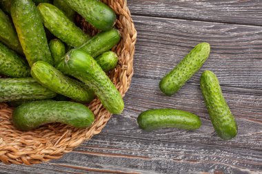 Ahşap arka planda salatalık turşusu