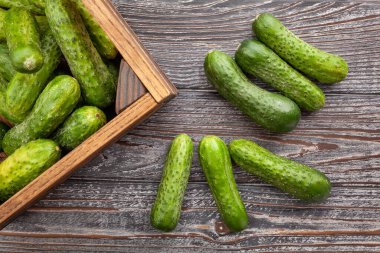 Ahşap arka planda salatalık turşusu