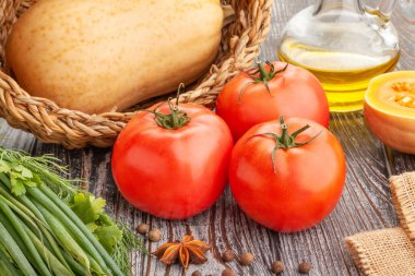 Ahşap zemin üzerine domates grubu