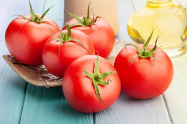 Ahşap zemin üzerine domates grubu