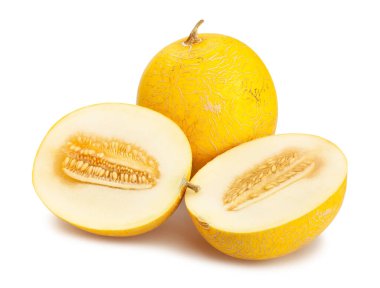 Dilimlenmiş sarı kavun yolu beyaza izole edilmiş.