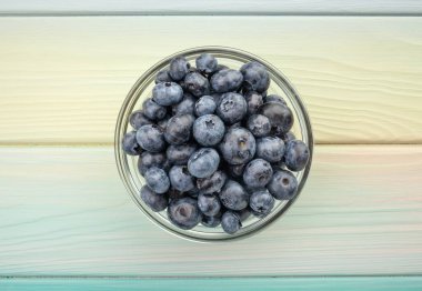 ahşap arka planda yaban mersini kasesi.