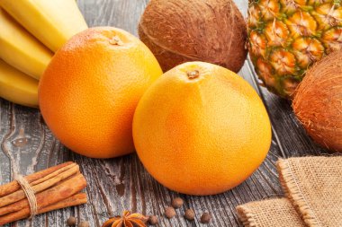 Ahşap arkaplanda greyfurt grubu