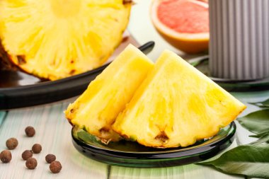 ananas ahşap arka plan üzerine dilimlenmiş