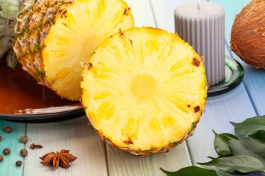 ananas ahşap arka plan üzerine dilimlenmiş