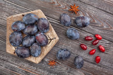 ahşap arkaplan görünümünde erik