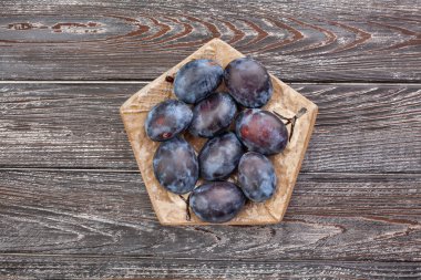 ahşap arkaplan görünümünde erik