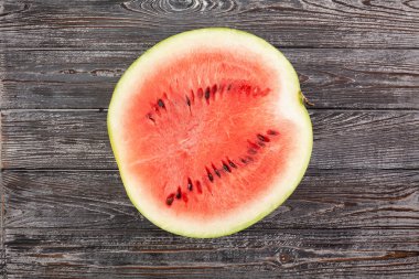 Ahşap arka planda dilimlenmiş karpuz