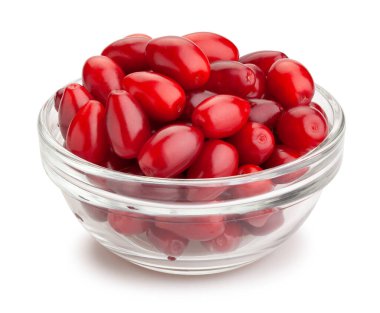 Kornelian kirazı beyazda izole edilmiş bir kase yolunda.